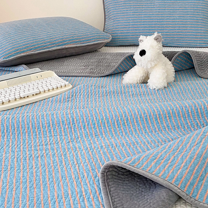 91家纺网 家纺一手货源 找家纺 沐纯家居 2025新款色织水洗棉棉绒（大豆纤维填充）床盖三件套 可乐蓝