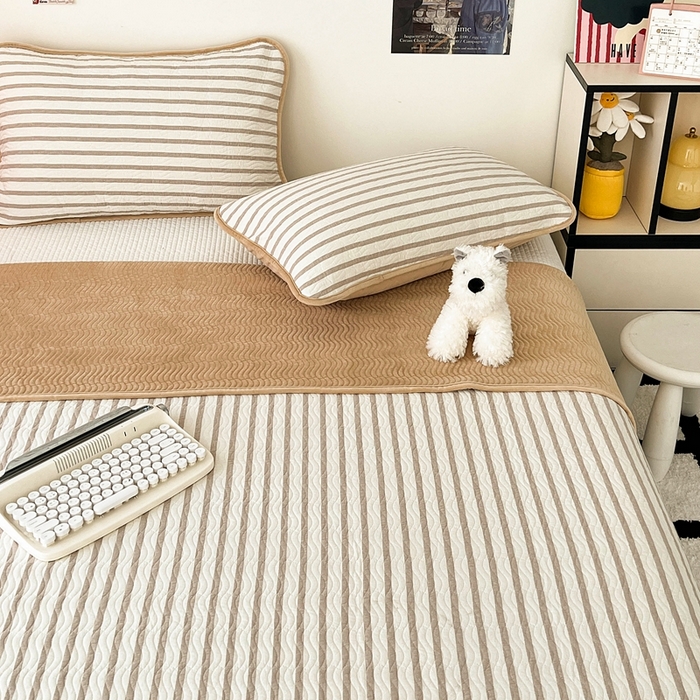 91家纺网 家纺一手货源 找家纺 沐纯家居 2025新款色织水洗棉棉绒（大豆纤维填充）床盖三件套 青柠咖