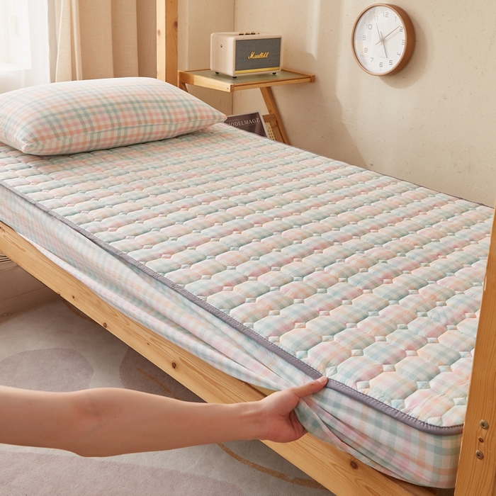 91家纺网 家纺一手货源 找家纺 迪乐妮家居 2024新款单人床色织全棉夹棉床笠(无印家居风） 冰淇淋格