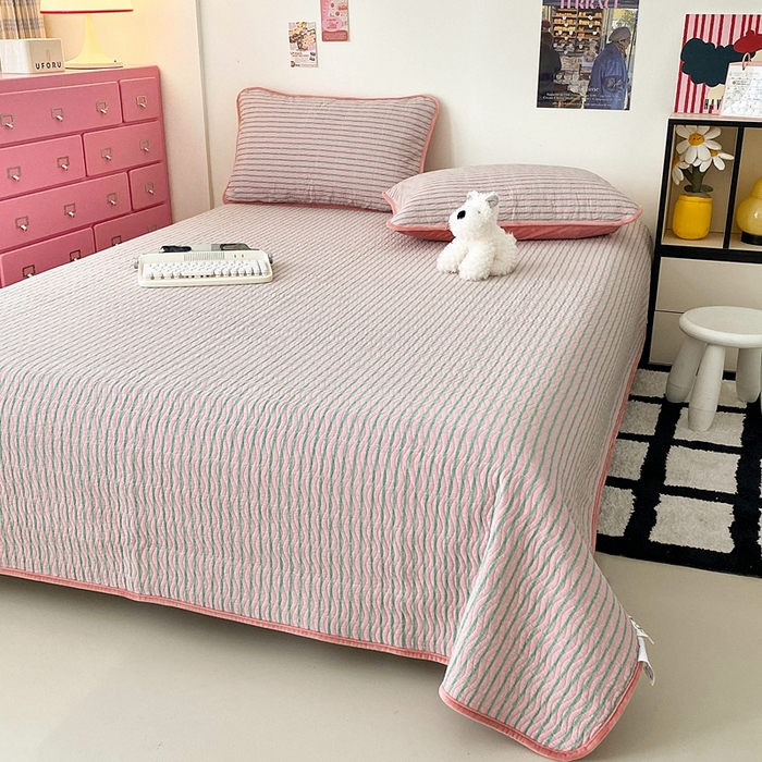 91家纺网 家纺一手货源 找家纺 沐纯家居 2025新款色织水洗棉棉绒（大豆纤维填充）床盖三件套 可乐粉