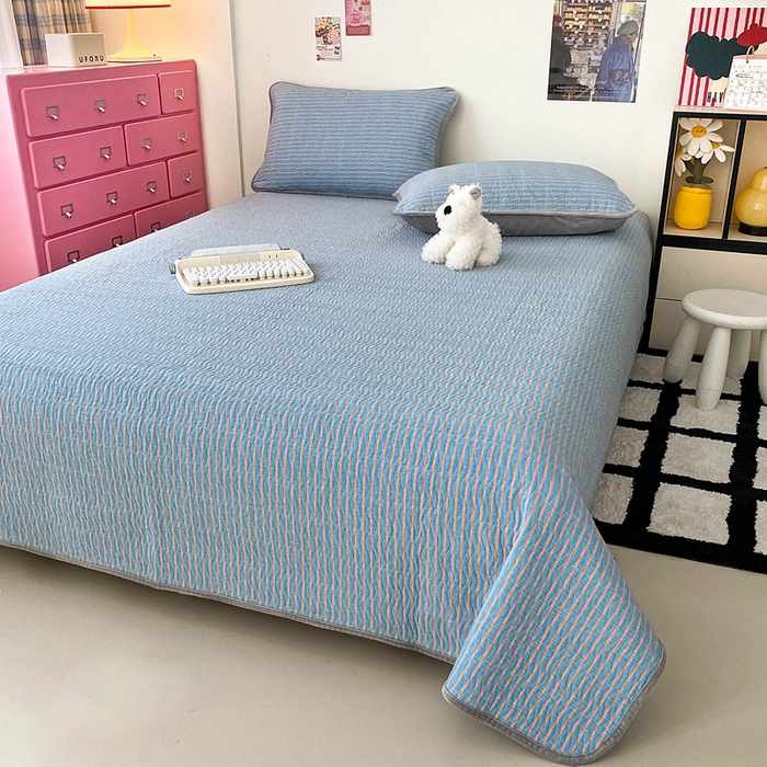 91家纺网 家纺一手货源 找家纺 沐纯家居 2025新款色织水洗棉棉绒（大豆纤维填充）床盖三件套 可乐蓝