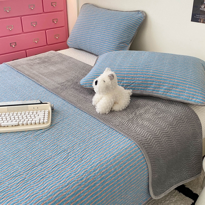 91家纺网 家纺一手货源 找家纺 沐纯家居 2025新款色织水洗棉棉绒（大豆纤维填充）床盖三件套 可乐蓝