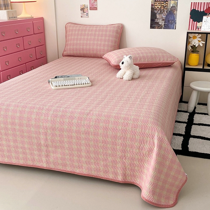 91家纺网 家纺一手货源 找家纺 沐纯家居 2025新款色织水洗棉棉绒（大豆纤维填充）床盖三件套 田园粉