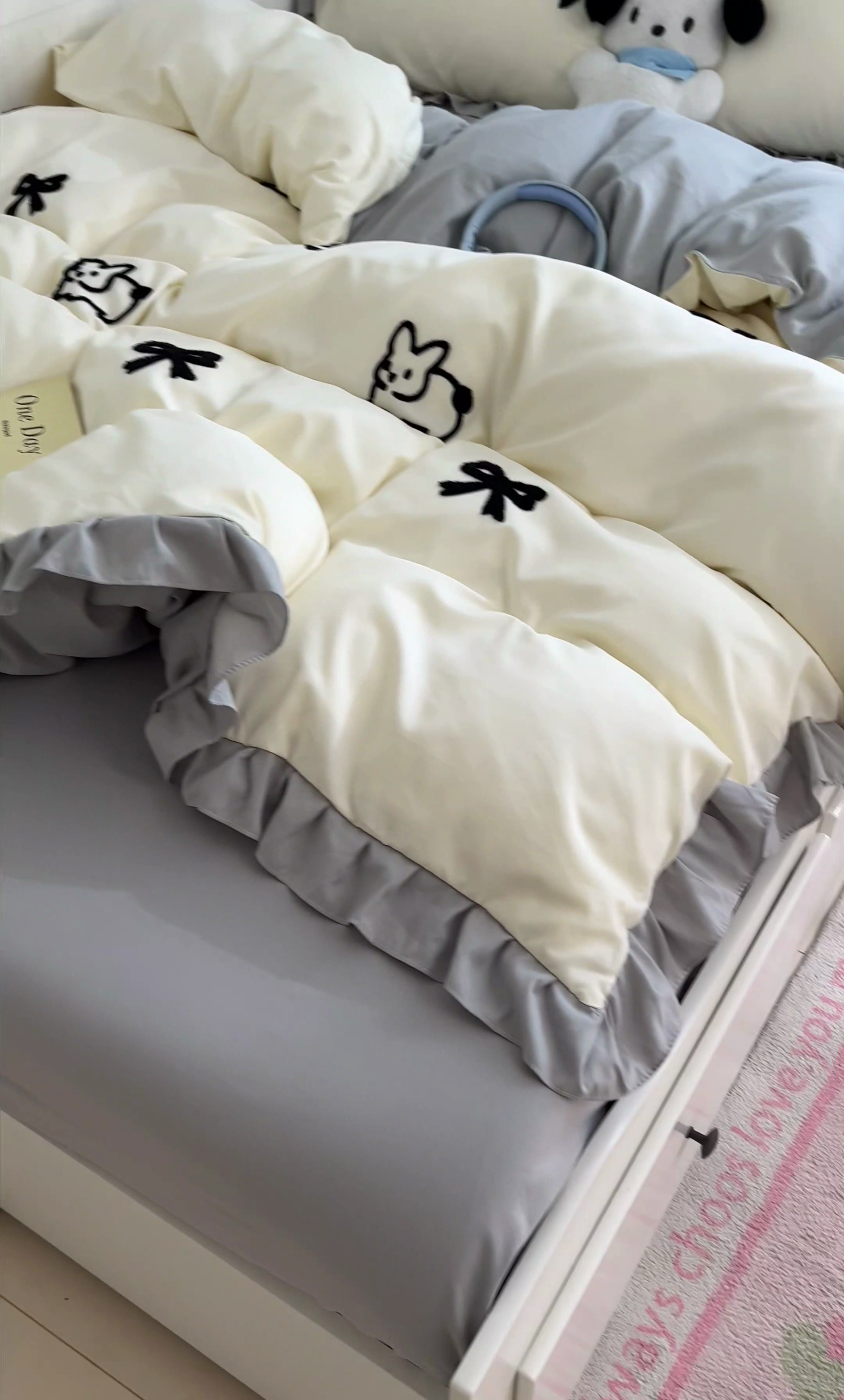 91家纺网 家纺一手货源 找家纺 泉欣家纺 2024韩式公主风毛巾绣花水洗棉四件套专版花型 蝴蝶结-浅黄灰