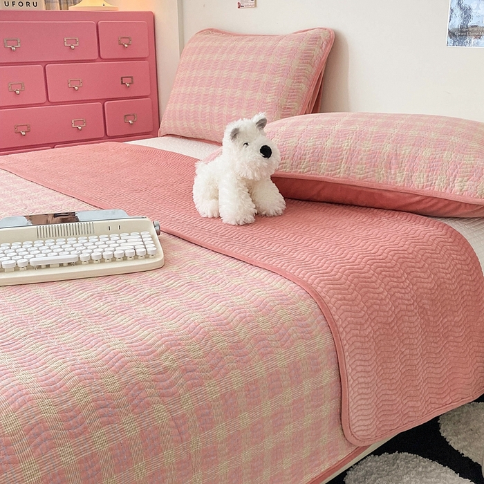 91家纺网 家纺一手货源 找家纺 沐纯家居 2025新款色织水洗棉棉绒（大豆纤维填充）床盖三件套 田园粉