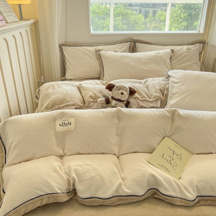 91家纺网 家纺一手货源 找家纺 新印象 2025新款包边工艺牛奶绒四件套奶白浅咖