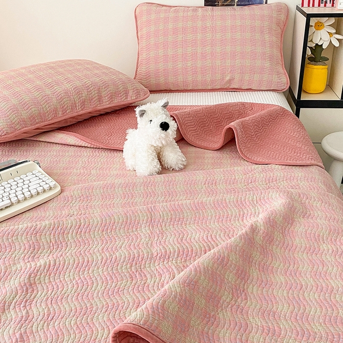 91家纺网 家纺一手货源 找家纺 沐纯家居 2025新款色织水洗棉棉绒（大豆纤维填充）床盖三件套 田园粉