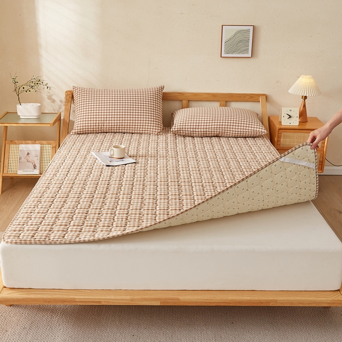 91家纺网 家纺一手货源 找家纺 迪乐妮家居 2024新款大床色织全棉夹棉床褥 米小格