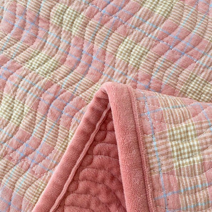 91家纺网 家纺一手货源 找家纺 沐纯家居 2025新款色织水洗棉棉绒（大豆纤维填充）床盖三件套 田园粉