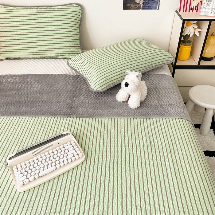 91家纺网 家纺一手货源 找家纺 沐纯家居 2025新款色织水洗棉棉绒（大豆纤维填充）床盖三件套 可乐绿