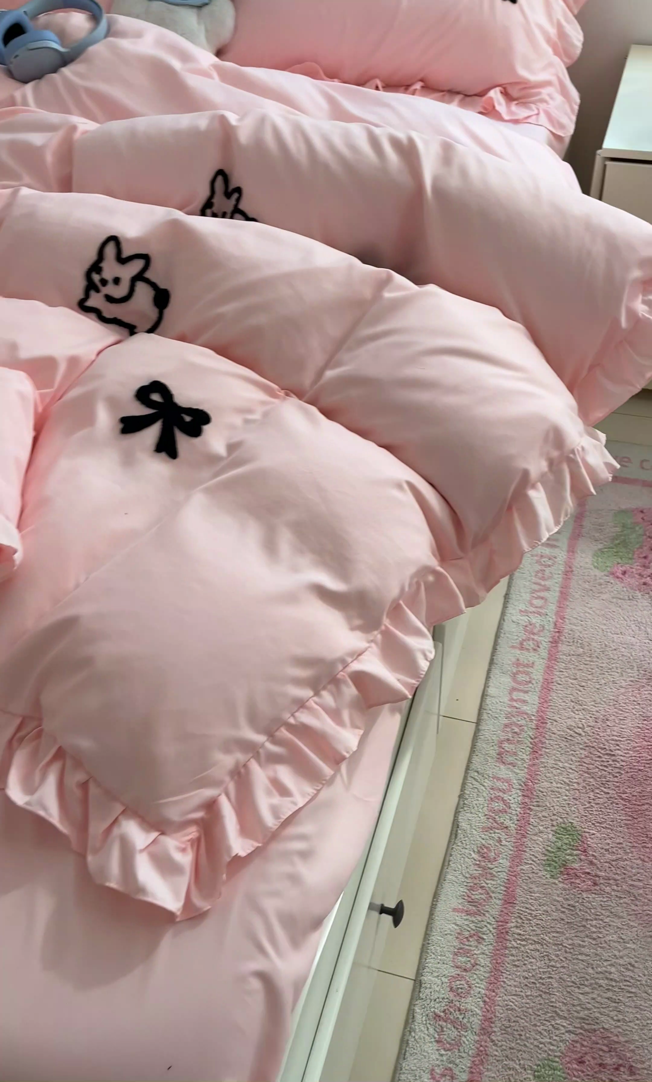 91家纺网 家纺一手货源 找家纺 泉欣家纺 2024韩式公主风毛巾绣花水洗棉四件套专版花型 蝴蝶结-粉玉