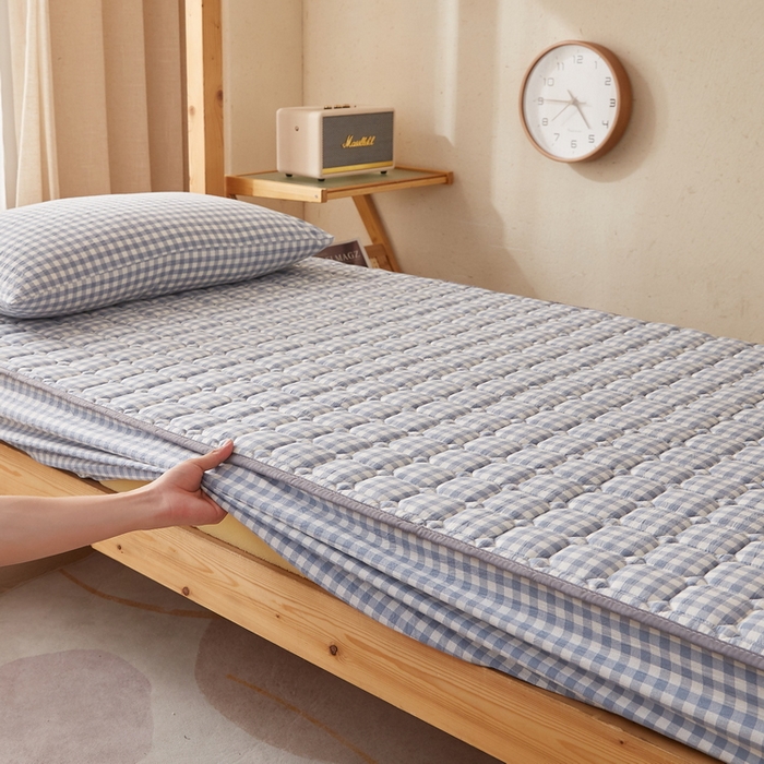 91家纺网 家纺一手货源 找家纺 迪乐妮家居 2024新款单人床色织全棉夹棉床笠(无印家居风） 蓝小格