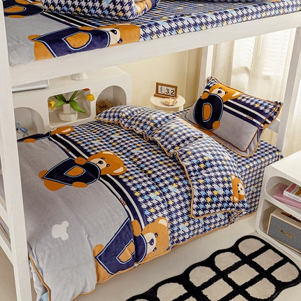 91家纺网 家纺一手货源 找家纺 博兰蒂 2025新款学生上下铺学生宿舍用套件高克重牛奶绒印花三件套 贝贝熊