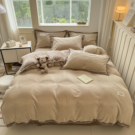 91家纺网 家纺一手货源 找家纺 新印象 2025新款包边工艺牛奶绒四件套驼色