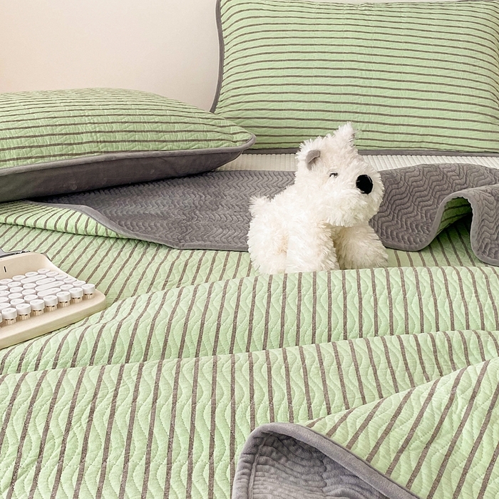 91家纺网 家纺一手货源 找家纺 沐纯家居 2025新款色织水洗棉棉绒（大豆纤维填充）床盖三件套 可乐绿