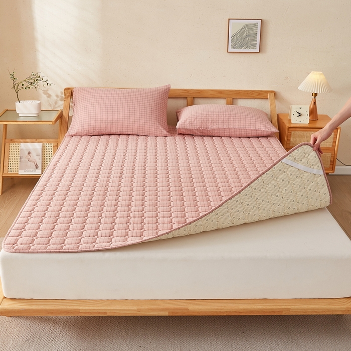 91家纺网 家纺一手货源 找家纺 迪乐妮家居 2024新款大床色织全棉夹棉床褥 粉小格