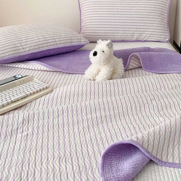 91家纺网 家纺一手货源 找家纺 沐纯家居 2025新款色织水洗棉棉绒（大豆纤维填充）床盖三件套 可乐紫