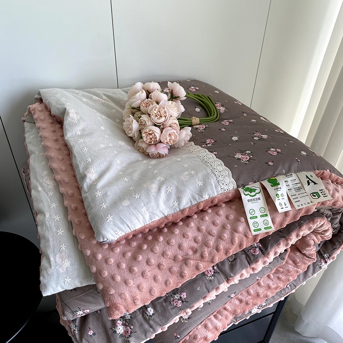 91家纺网 家纺一手货源 找家纺 2025新款秋冬季棉加豆豆绒法式花边款豆豆被被芯 雅思