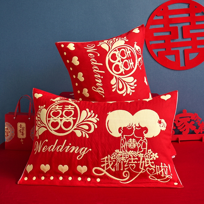 91家纺网 家纺一手货源 找家纺 2024新款全棉40股结婚大红多层纱布透气情侣婚庆枕巾52*78cm一对 我们结婚啦