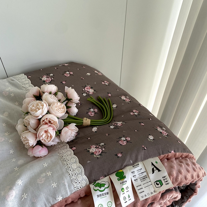 91家纺网 家纺一手货源 找家纺 2025新款秋冬季棉加豆豆绒法式花边款豆豆被被芯 雅思