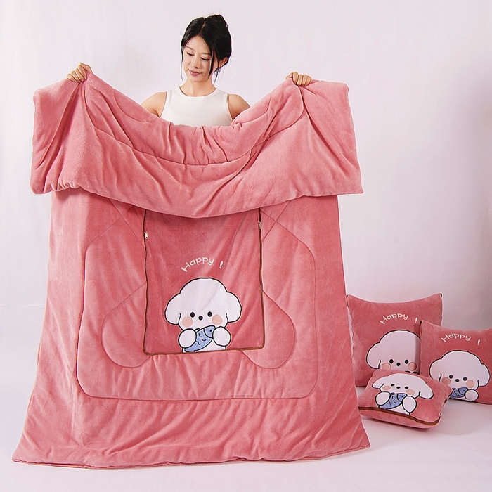 91家纺网 家纺一手货源 找家纺 阳光依佰抱枕被 2024秋冬新款牛奶绒可萌狗多功能抱枕被 可萌狗-西瓜红