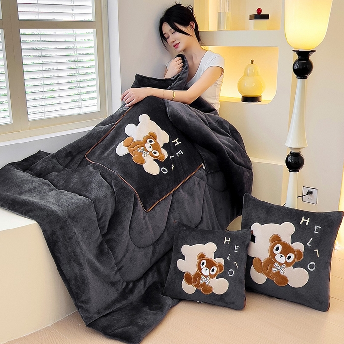 91家纺网 家纺一手货源 找家纺 阳光依佰抱枕被 2024秋冬新款牛奶绒绅士小熊多功能抱枕被 绅士小熊-深灰色