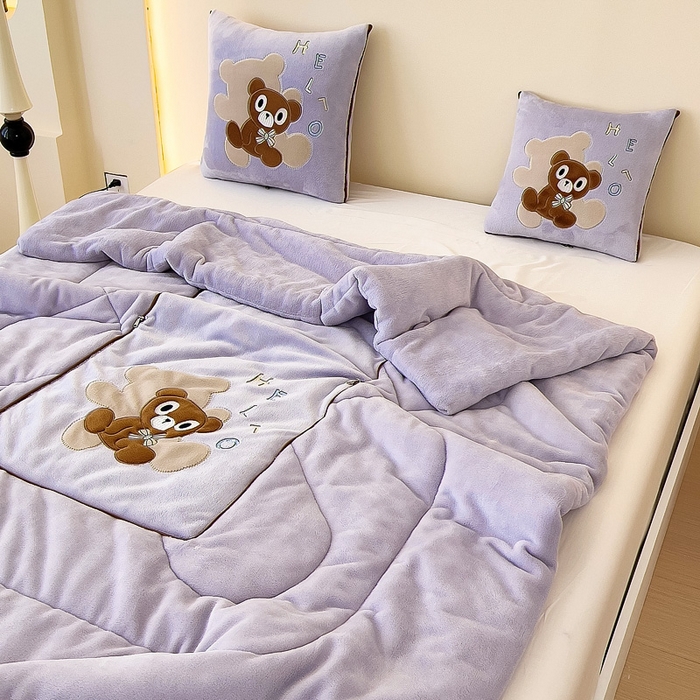91家纺网 家纺一手货源 找家纺 阳光依佰抱枕被 2024秋冬新款牛奶绒绅士小熊多功能抱枕被 绅士小熊-香芋紫