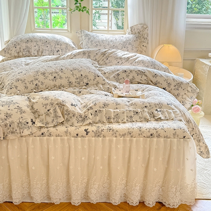 91家纺网 家纺一手货源 找家纺 花香四季家纺 2024新款全棉夹棉绗缝床裙款四件套纯棉印花法式套件蕾丝公主风 蝴蝶结