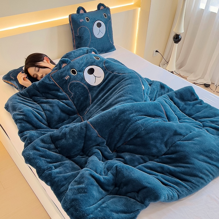 91家纺网 家纺一手货源 找家纺 阳光依佰抱枕被 2024秋冬新款北极绒乖乖熊多功能抱枕被 乖乖熊-星空蓝