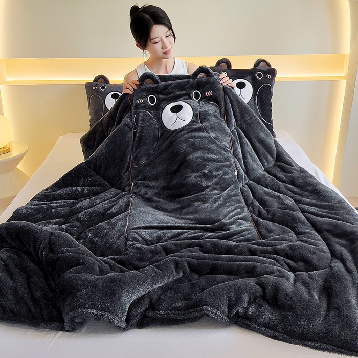 91家纺网 家纺一手货源 找家纺 阳光依佰抱枕被 2024秋冬新款北极绒乖乖熊多功能抱枕被 乖乖熊-神秘黑