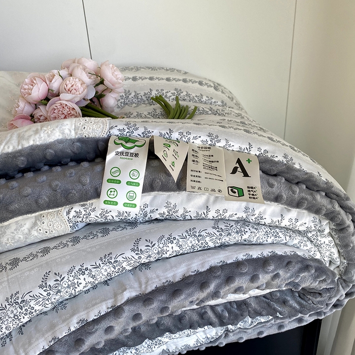 91家纺网 家纺一手货源 找家纺 2025新款秋冬季棉加豆豆绒法式花边款豆豆被被芯 南法庄园灰