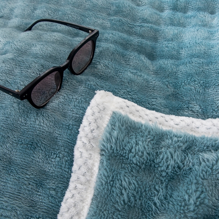 91家纺网 家纺一手货源 找家纺 2025新款魔法大泡泡绒法兰绒毛毯多功能盖毯 蓝色