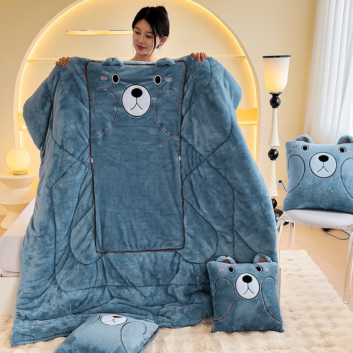 91家纺网 家纺一手货源 找家纺 阳光依佰抱枕被 2024秋冬新款北极绒乖乖熊多功能抱枕被 乖乖熊-雾霾蓝