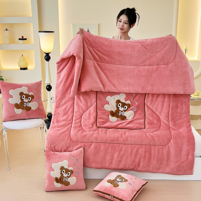 91家纺网 家纺一手货源 找家纺 阳光依佰抱枕被 2024秋冬新款牛奶绒绅士小熊多功能抱枕被 绅士小熊-豆沙红