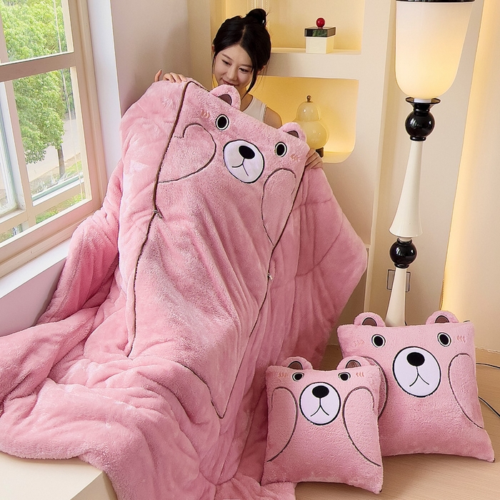 91家纺网 家纺一手货源 找家纺 阳光依佰抱枕被 2024秋冬新款北极绒乖乖熊多功能抱枕被 乖乖熊-樱花粉