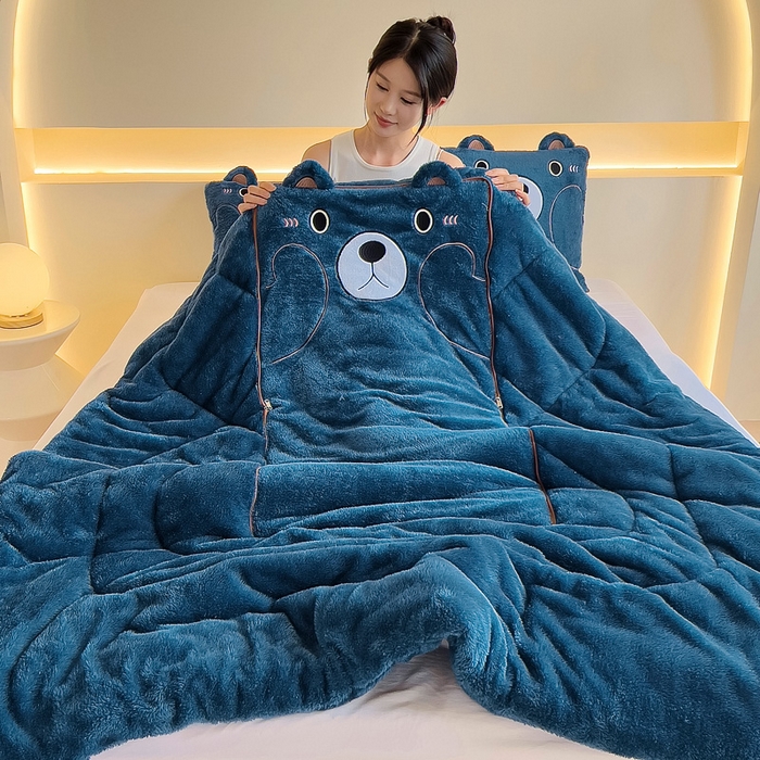 91家纺网 家纺一手货源 找家纺 阳光依佰抱枕被 2024秋冬新款北极绒乖乖熊多功能抱枕被 乖乖熊-星空蓝