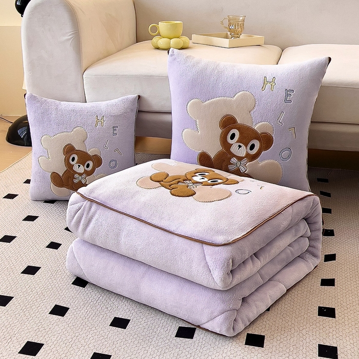 91家纺网 家纺一手货源 找家纺 阳光依佰抱枕被 2024秋冬新款牛奶绒绅士小熊多功能抱枕被 绅士小熊-香芋紫