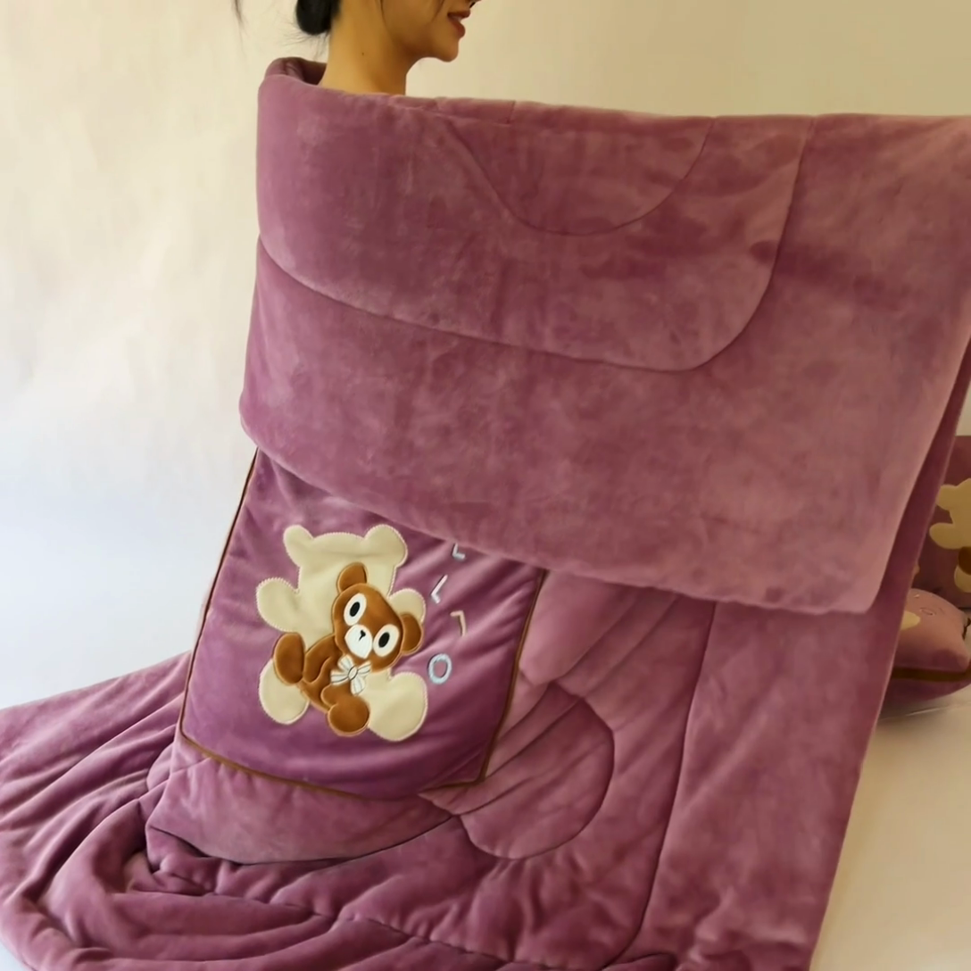 91家纺网 家纺一手货源 找家纺 阳光依佰抱枕被 2024秋冬新款牛奶绒绅士小熊多功能抱枕被 绅士小熊-罗兰紫