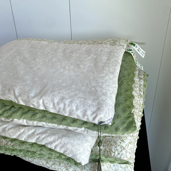 91家纺网 家纺一手货源 找家纺 2025新款秋冬季棉加豆豆绒法式花边款豆豆被被芯 花田绿