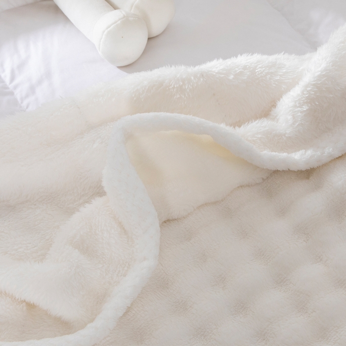 91家纺网 家纺一手货源 找家纺 2025新款魔法大泡泡绒法兰绒毛毯多功能盖毯 白色