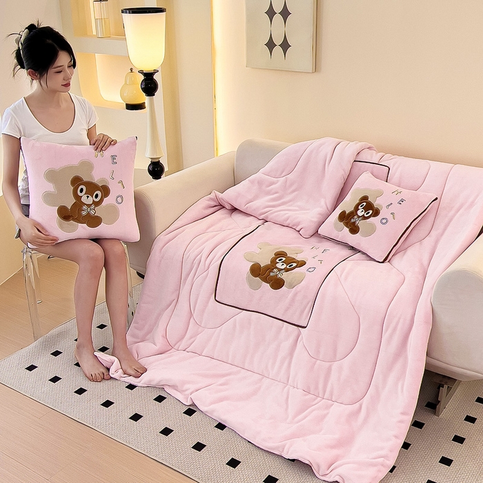 91家纺网 家纺一手货源 找家纺 阳光依佰抱枕被 2024秋冬新款牛奶绒绅士小熊多功能抱枕被 绅士小熊-玉粉色