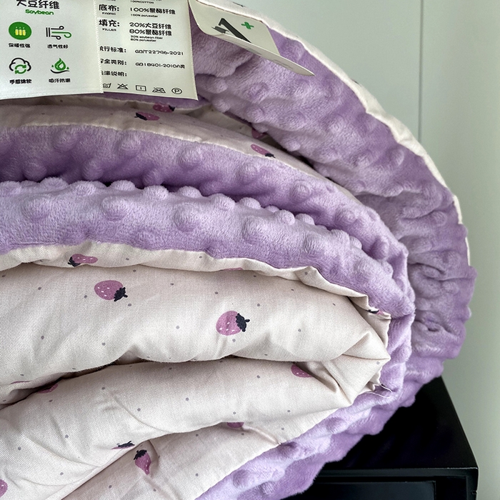 91家纺网 家纺一手货源 找家纺 2025新款秋冬季棉加豆豆绒法式花边款豆豆被被芯 草莓紫