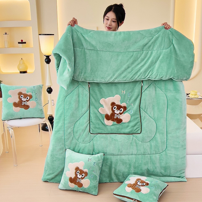 91家纺网 家纺一手货源 找家纺 阳光依佰抱枕被 2024秋冬新款牛奶绒绅士小熊多功能抱枕被 绅士小熊-薄荷绿