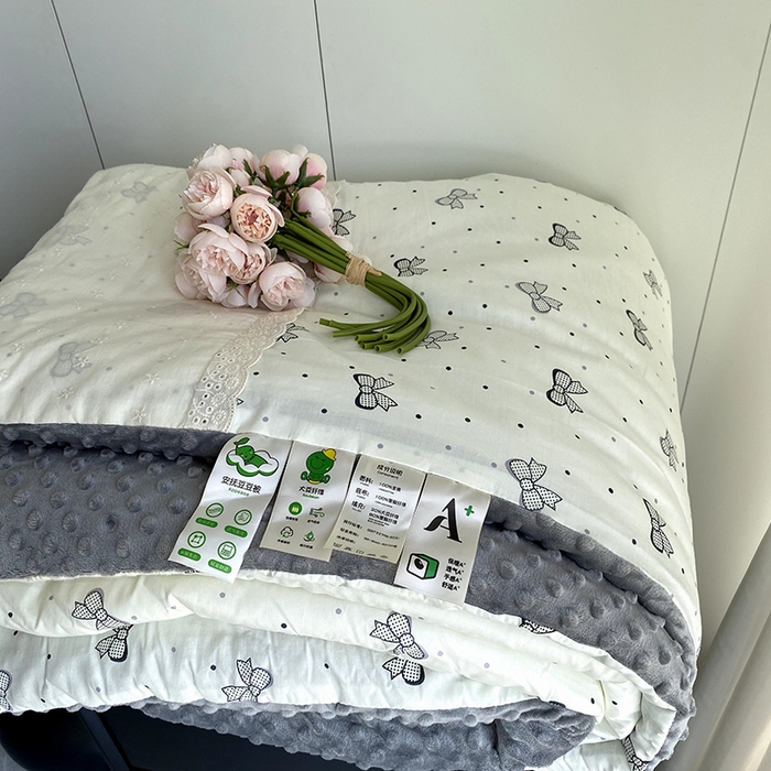 91家纺网 家纺一手货源 找家纺 2025新款秋冬季棉加豆豆绒法式花边款豆豆被被芯 灰色蝴蝶结