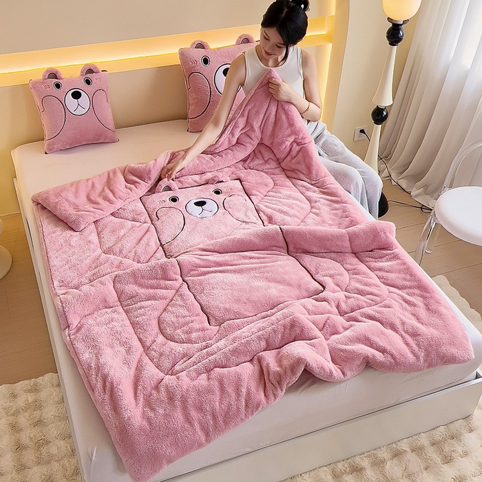 91家纺网 家纺一手货源 找家纺 阳光依佰抱枕被 2024秋冬新款北极绒乖乖熊多功能抱枕被 乖乖熊-樱花粉