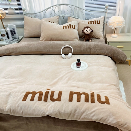91家纺网 家纺一手货源 找家纺 逸林家纺《原希尔顿逸林》 2024新款牛奶绒毛巾绣四件套加厚立体卡通牛奶绒四件套 字母-暖咖
