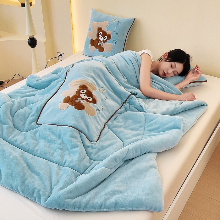 91家纺网 家纺一手货源 找家纺 阳光依佰抱枕被 2024秋冬新款牛奶绒绅士小熊多功能抱枕被 绅士小熊-湖水蓝