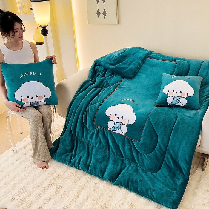 91家纺网 家纺一手货源 找家纺 阳光依佰抱枕被 2024秋冬新款牛奶绒可萌狗多功能抱枕被 可萌狗-孔雀绿