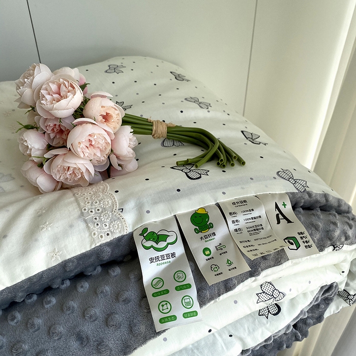 91家纺网 家纺一手货源 找家纺 2025新款秋冬季棉加豆豆绒法式花边款豆豆被被芯 灰色蝴蝶结
