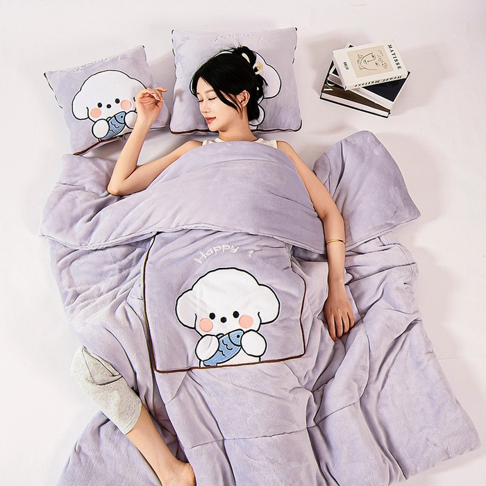 91家纺网 家纺一手货源 找家纺 阳光依佰抱枕被 2024秋冬新款牛奶绒可萌狗多功能抱枕被 可萌狗-丁香紫